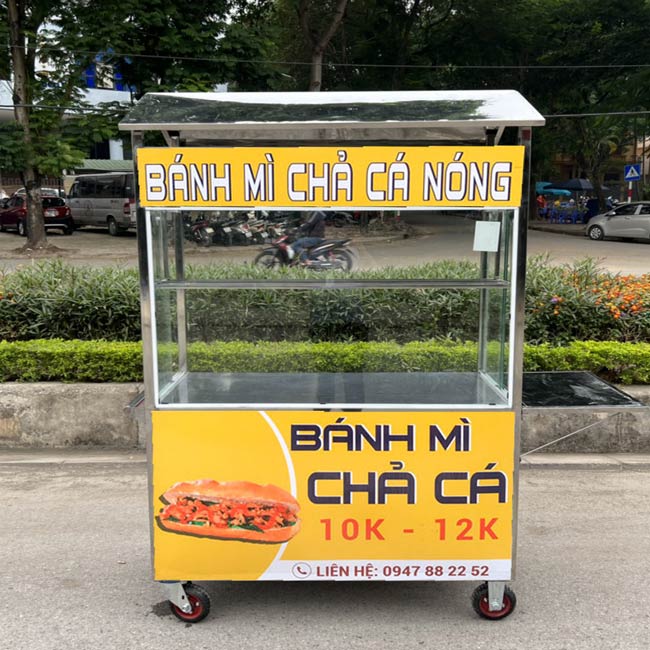 Xe đẩy bán bánh mì chả cá mái ngói