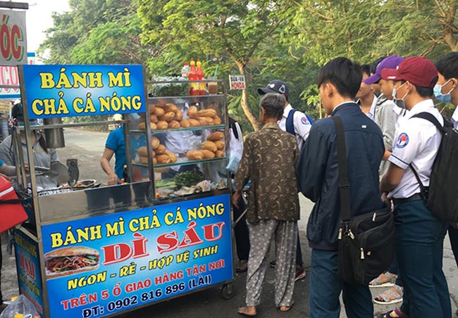 xe bánh mì chả cá đông khách